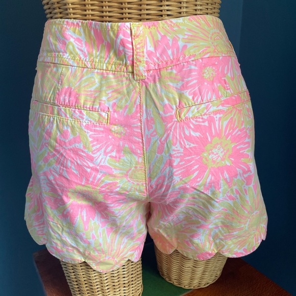 Lilly Pulitzer Buttercup Women’s Shorts. Salmon pink floral. Size 4. 100% cotton - Picture 3 of 14